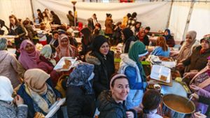 Großer Andrang am Essensstand  im Frauenzelt: Mehr als 300 Essen verteilt die Sindelfinger Ditib-Gemeinde pro Tag. Foto: Stefanie Schlecht/sts