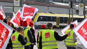 Schon am 26. April haben die Verdi-Mitglieder bei der SWEG – hier in Gammertingen – protestiert. Foto: dpa/Bernd Weißbrod