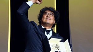 Der südkoreanische Regisseur Bong Joon-ho in Cannes mit seiner Trophäe Foto: AFP