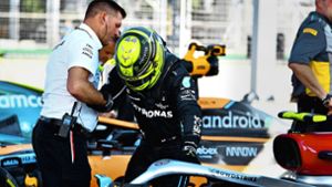 Lewis Hamilton kletterte unter Schmerzen aus dem Cockpit seines Mercedes – er hatte in Baku Platz vier belegt. Foto: IMAGO/ /Simon Galloway
