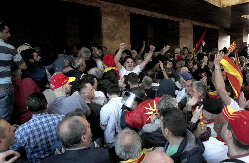 Nationalistische Demonstranten haben das Parlament gestürmt. Foto: AP