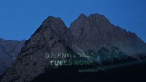 An die Waxensteine projiziert Greenpeace die Forderung „G7: End Fossil Fuels Now“. Foto: dpa/Angelika Warmuth