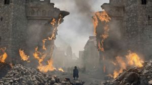 Es ist viel in Trümmer gegangen in „Game of Thrones“ Tyrion (Peter Dinklage)  steht inder zerstörten Hauptstadt. Foto: HBO