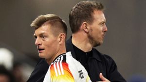 Der gemeinsame Start ist gelungen: Mittelfeldspieler Toni Kroos (links) und Bundestrainer Julian Nagelsmann Foto: dpa/Christian Charisius