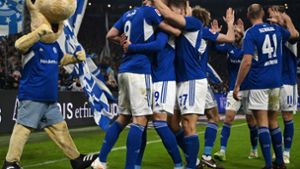 Schalke 04 jubelt über einen deutlichen Sieg über Hertha BSC. Foto: AFP/INA FASSBENDER