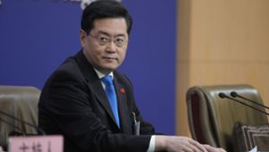 Chinas Außenminister Qin Gang lobt die Beziehungen zu Russland. Foto: dpa/Mark Schiefelbein