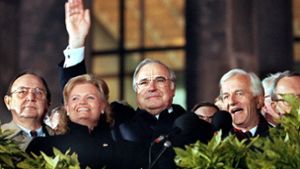 Helmut Kohl am 3. Oktober 1990 mit seiner Frau Hannelore, umringt von Hans Dietrich Genscher (links) und Bundespräsident Richard von Weizsäcker (rechts). Der Altkanzler ist am Freitag im Alter von 87 Jahren gestorben. Foto: dpa