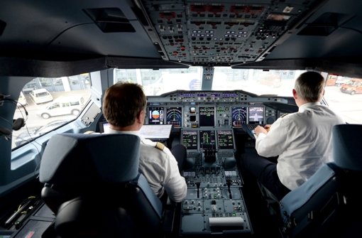 Piloten müssen sich auf Kontrollen einstellen. Der Arbeitgeber soll unangemeldet auf Alkohol und Drogen testen dürfen. (Archivfoto) Foto: dpa