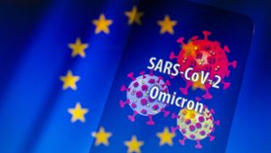 Die Mehrfachbelichtung in der Kamera zeigt den Schriftzug der neu entdeckten Virusvariante Sars-CoV-2 Omicron auf einem Smartphone und eine visuelle Darstellung des Virus vor dem Hintergrund einer Flagge der Europäischen Union. Foto: Zuma Press Wire/d/Andre M. Chang