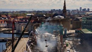 Die schwer beschädigte alte Börse im Zentrum von Kopenhagen. Foto: Liselotte Sabroe/Ritzau Scanpix Foto/AP/dpa