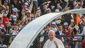 Papst Franziskus hält eine Messe im irakischen Franso-Hariri-Stadion ab. Foto: dpa/STR