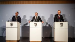 Bundeskanzler Olaf Scholz (Mi.) mit den Ministerpräsidenten Boris Rhein (li.) und Stephan Weil bei ihrer Pressekonferenz in Berlin Foto: dpa/Michael Kappeler