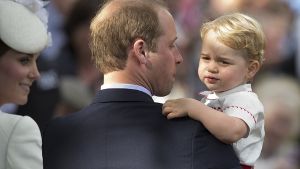 Prinz George mit seinen Eltern, Herzogin Kate und Prinz William Foto: AP