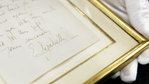 Dieser Brief der Queen wird in der Nähe von Stuttgart versteigert. Foto: dpa/Julian Rettig