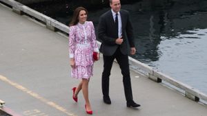 Ankunft in Vancouver: die Frisur sitzt, das Outfit sowieso. Herzogin Catherine und ihr Gatte Prinz William sehen aus wie aus dem Ei gepellt – so kennen wir sie. Foto: AP
