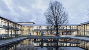 So einladend kann ein Landratsamt sein: Der Erweiterungsbau in Starnberg von Auer Weber Architekten aus Stuttgart/München   ist Sieger des DAM-Preises 2023. Foto: Aldo Amoretti/DAM-Preis 2023