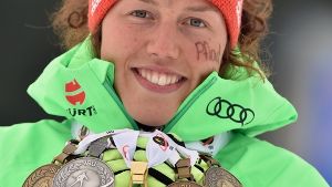 Die 22-jährige Laura Dahlmeier mit ihrem fünf Medaillen. Foto: dpa