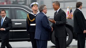 Polens Staatspräsident Bronislaw Komorowski (links) begrüßt US-Präsident Barack Obama in Warschau.  Foto: dpa