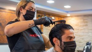 Luana Pellegrino schneidet symbolisch ihrem Partner Serkan Gökmen die Haare. In Nürtingen betreiben sie den Friseursalon L&S Hairdesign. Foto: 7aktuell.de/Daniel Jüptner