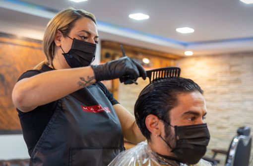 Luana Pellegrino schneidet symbolisch ihrem Partner Serkan Gökmen die Haare. In Nürtingen betreiben sie den Friseursalon L&S Hairdesign. Foto: 7aktuell.de/Daniel Jüptner