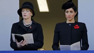 Herzogin Meghan (rechts) ist bei der Zeremonie ohne ihren Ehemann Prinz Harry. Foto: AFP
