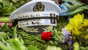Ein Trauernder hat zum Gedenken an Philip eine Militärmütze an Schloss Windsor niedergelegt. Foto: imago images//Vudi Xhymshiti