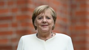 Angela Merkel stellt sich Fragen eines Journalisten. Foto: dpa/Hendrik Schmidt