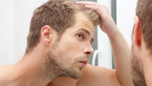 Rund zwei Drittel aller Männer leiden im Alter unter erblich bedingtem Haarausfall. Viele Mittel versprechen Abhilfe – doch ihre Wirkung ist kaum belegt. Foto: obs/Dr. Wolff-Forschung/Shutterstock