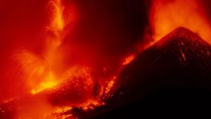 Lavaströme fließen aus dem Ätna vom Südostkrater in Nicolosi. Der Vulkan auf Sizilien hat erneut Lava und Asche gespuckt. Foto: AP/dpa/Salvatore Allegra