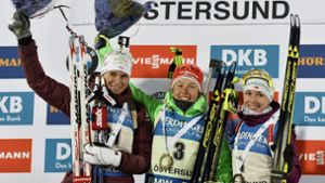 Laura Dahlmeier (Mitte) hat das erste Weltcup-Rennen der Saison gewonnen, zweite wurde die Französin Anais Bescond (links), auf Platz 3 fuhr die Weißrussin Darja Jurkewitschn (rechts). Foto: Lehtikuva