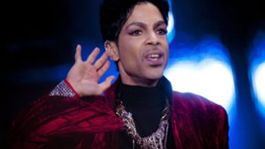 Prince starb im April 2016. Vor seinem Tod hatte der Musiker kein Testament verfasst, das die Verteilung seines auf 300 Millionen US-Dollar geschätzten Vermögens regelt. So lange die Erbfolge nicht geklärt ist, wird der Nachlass von der Bremer Bank verwaltet. Foto: dpa