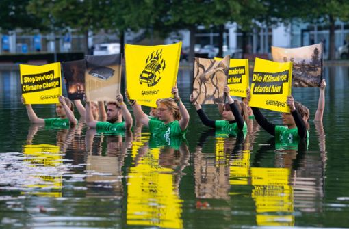 Greenpeace-Demonstranten vor der IAA-Automesse in München. Foto: dpa/Sven Hoppe