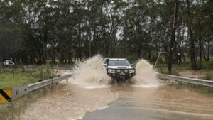 Eine überschwemmte Straße in Vineyard. Das Wetteramt warnte vor gefährlichen und lebensbedrohlichen Sturzfluten. Foto: Flavio Brancaleone/AAP/dpa