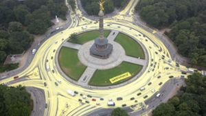 Greenpeace hat den Kreisverkehr um die Siegessäule in eine Sonne verwandelt. Foto: Greenpeace Germany