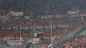 Das Plakat im VfB-Fanblock mit seiner unmissverständlichen Botschaft Foto: imago//Heiko Becker