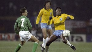 Die deutsche Fußballnationalmannschaft besiegt in einem Testpiel in Frankfurt am Main am 12. März 1986 Brasilien mit 2:0. Der Deutsche Olaf Thon (l) kämpft mit Brasiliens Dida um den Ball. Im Hintergrund der Brasilianer Casagrande.  Foto: dpa