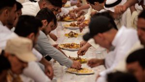 Die Mahlzeit, die Muslime während des Fastenmonats abends nach Sonnenuntergang zu sich nehmen, heißt Iftar-Mahl (Archivbild). Foto: AFP/HUSSEIN FALEH