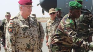 Ein Bild aus besseren Tagen der Zusammenarbeit: Generalinspekteur Eberhard Zorn im März 2020 zu Gast bei der Spitze des nigrischen Militärs. Foto: StN/Christoph Reisinger