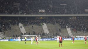 Der Frankfurter Fanblock blieb zu Beginn des Spiels gegen den VfB aus Protest leer. Foto: Baumann