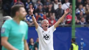 Kaiserslauterns Trainer Friedhelm Funkel will den Abstieg in die 3. Liga vermeiden. Foto: Marcus Brandt/dpa