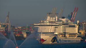 Im Heimathafen: Die „Aida Prima“ erreicht ihren neuen Heimathafen Hamburg. Klicken Sie sich durch unsere Fotostrecke. Foto: dpa