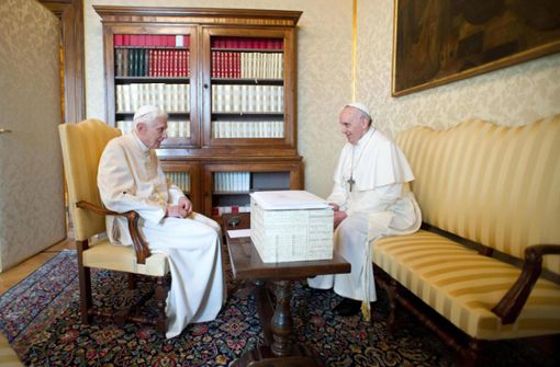 Papst Franziskus (r) und der zurückgetretene Papst Benedict XVI haben sich gegen das Coronavirus impfen lassen. (Archivbild von 2013) Foto: picture alliance / dpa/Osservatore Romano / Handout