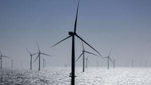 In der Nordsee produzieren unzählige Windparks saubere Energie.  Vor der Küste Belgiens soll in den kommenden Jahren eine neue Anlage der Superlative entstehen. Foto: dpa/Christian Charisius