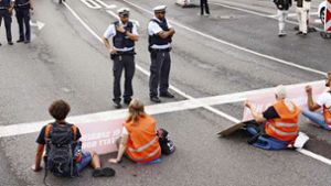 Die Protestaktion hat für Staus auf der B10 gesorgt. Foto: Andreas Rosar/Fotoagentur-Stuttgart