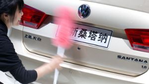 Eine Frau säubert auf der Messe Auto Shanghai das Heck eines Volkswagen Santana. Foto: Volkswagen