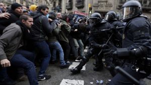 In Kataloniens Hauptstadt sind viele Menschen auf die Straße gegangen, um gegen die Festnahme von Carles Puigdemont zu protestieren – dabei ist es zu Ausschreitungen gekommen. Foto: AP