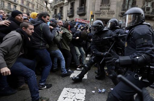 In Kataloniens Hauptstadt sind viele Menschen auf die Straße gegangen, um gegen die Festnahme von Carles Puigdemont zu protestieren – dabei ist es zu Ausschreitungen gekommen. Foto: AP