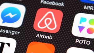 Das Airbnb-Logo auf einem Smartphone-Bildschirm: Der Unterkunftvermittler sammelt weiter Geld für neue Projekte ein. Foto: Getty Images Europe