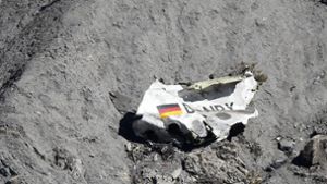 Gut zwei Jahre nach dem Absturz einer Germanwings-Maschine haben Angehörige der Opfer die Fluggesellschaft verklagt. Foto: EPA