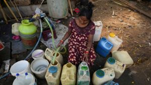 Der Zugang zu sauberem Trinkwasser ist in vielen Gegenden der Welt keine Selbstverständlichkeit. Die Klimakrise verstärkt das Problem zusätzlich. Foto: Mahesh Kumar A./AP/dpa
